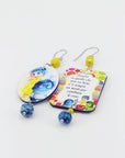 Orecchini di carta Inside out appoggiati