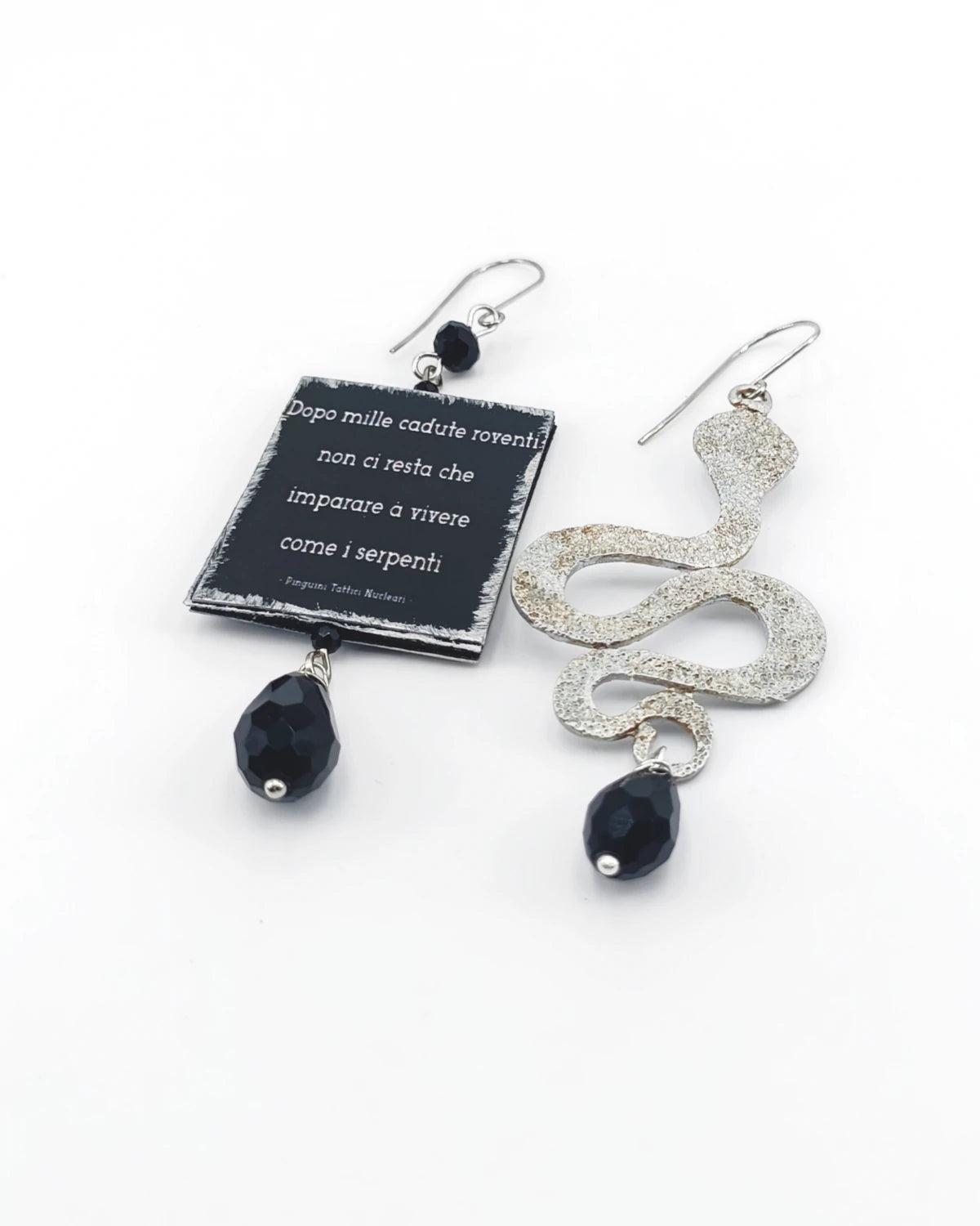 Orecchini di carta Irene Pinguini Tattici Nucleari appoggiati