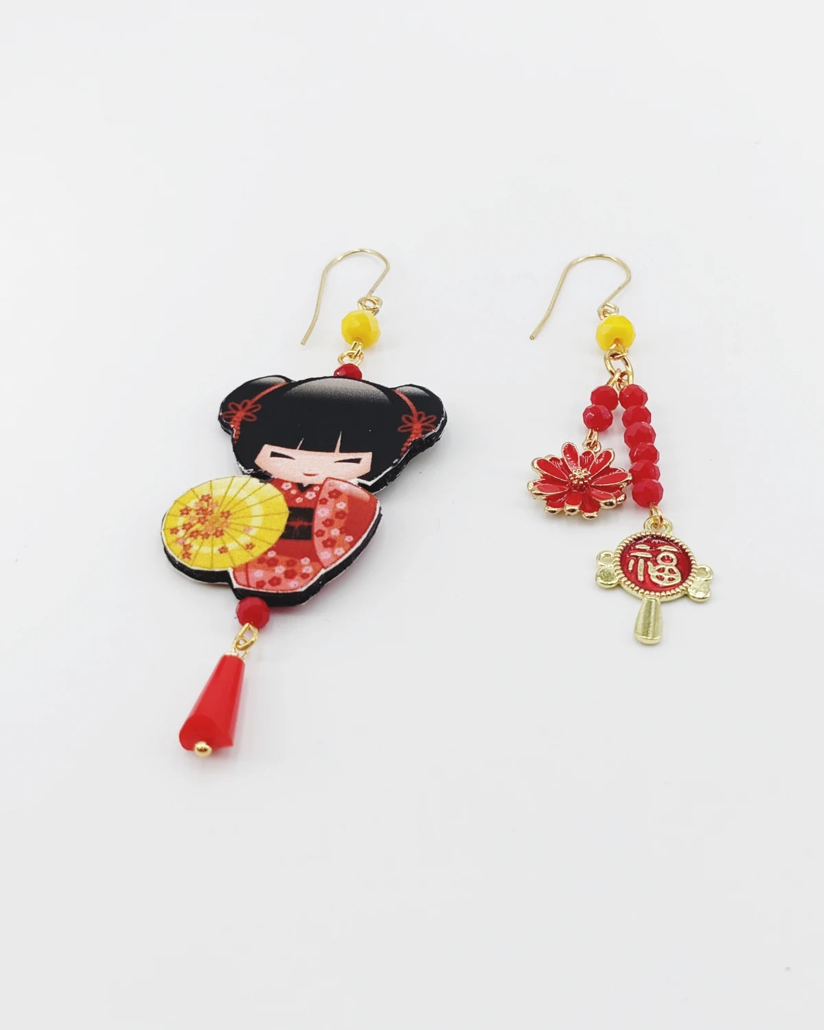 Orecchini di carta Kokeshi appoggiati