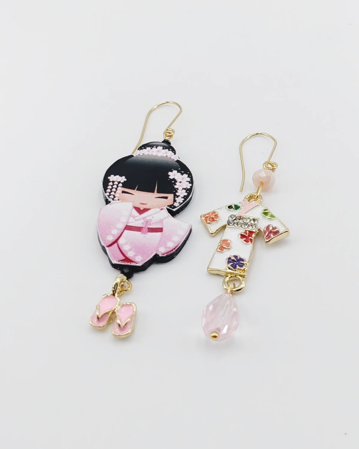 Orecchini di carta Kokeshi rosa appoggiati