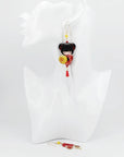 Orecchini di carta Kokeshi su manichino