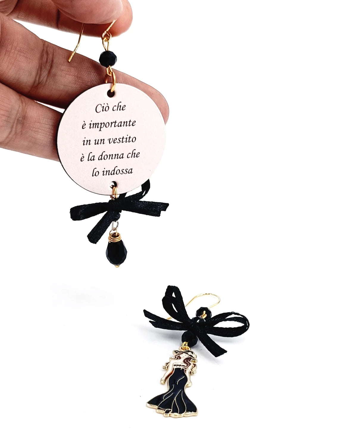 Orecchini di carta L'eleganza è la donna