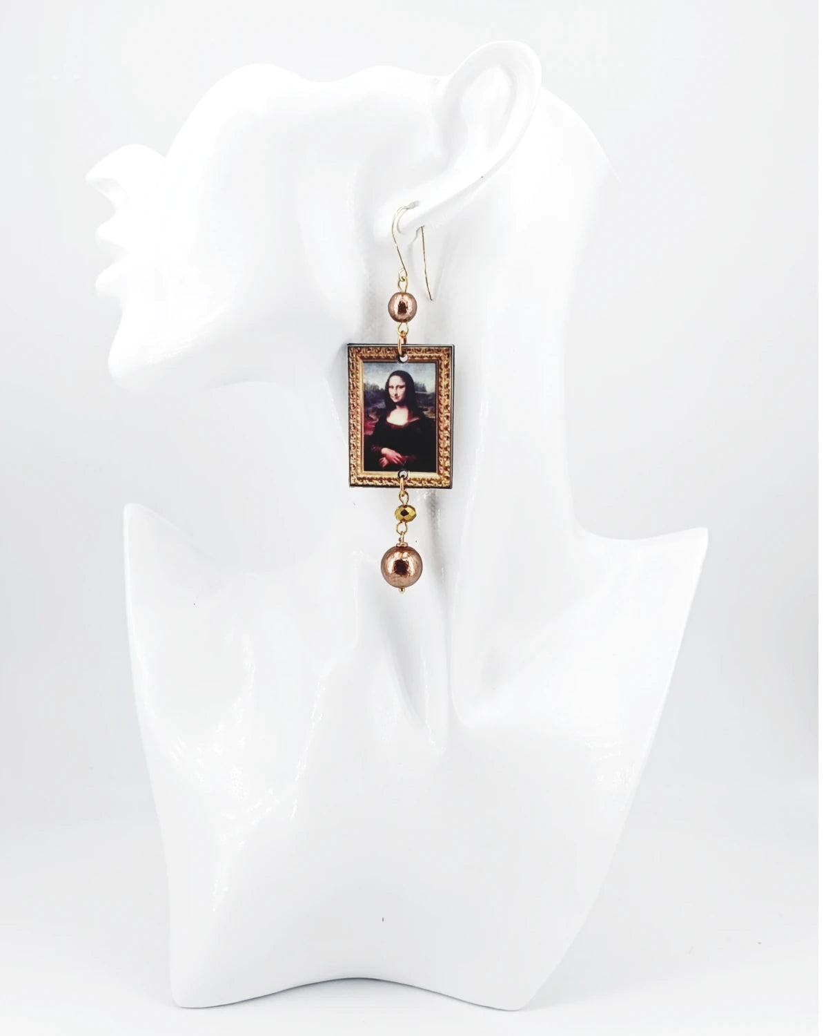 Orecchini di carta La Gioconda su manichino