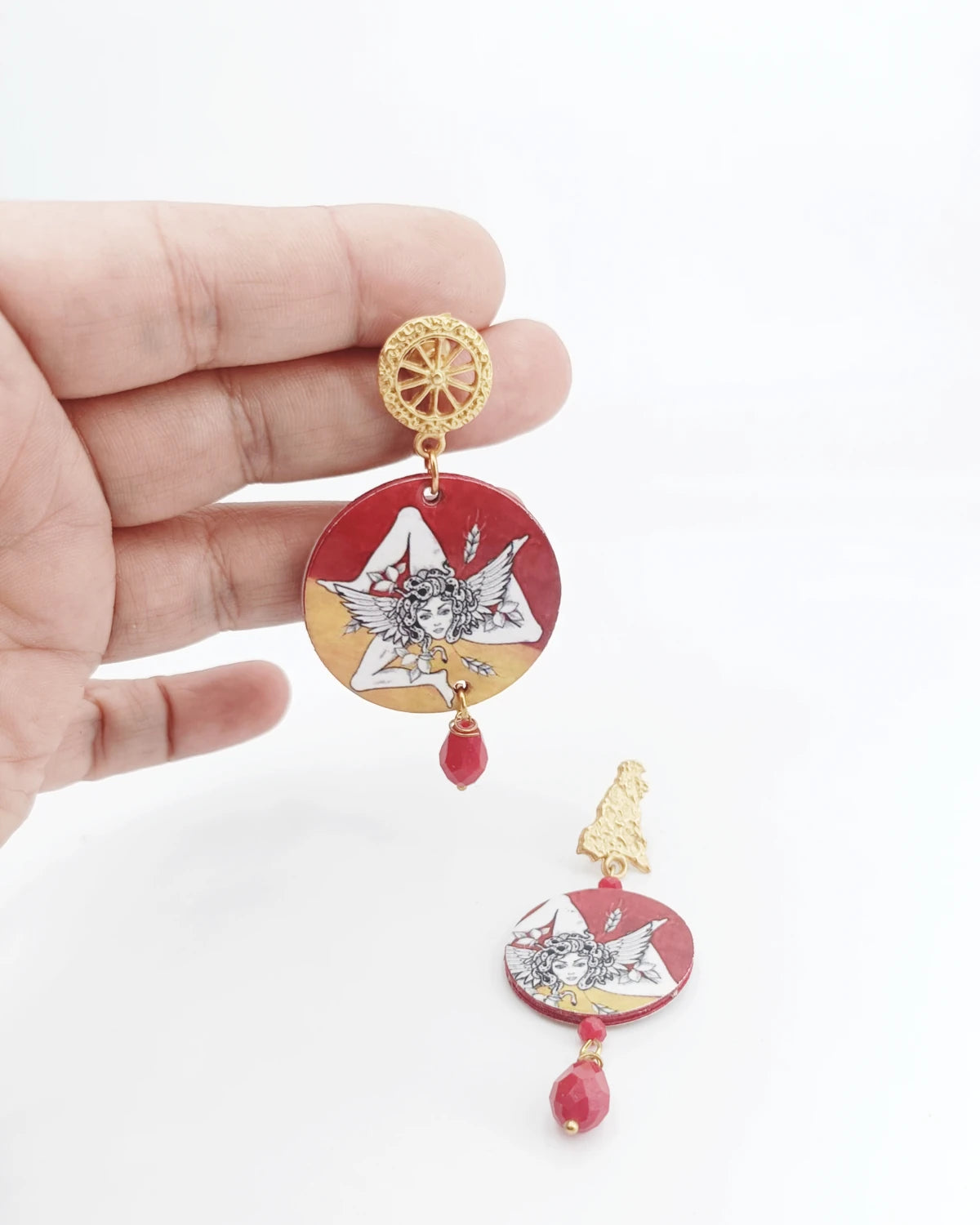 Orecchini di carta La Trinacria su mano