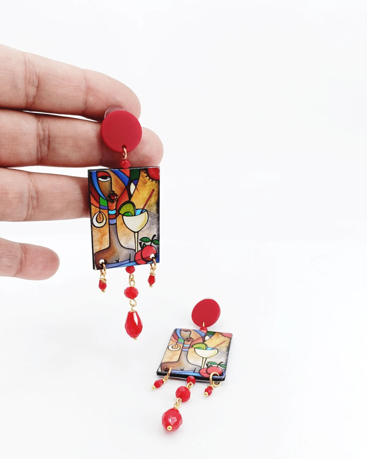 Orecchini di carta La donna col drink su mano