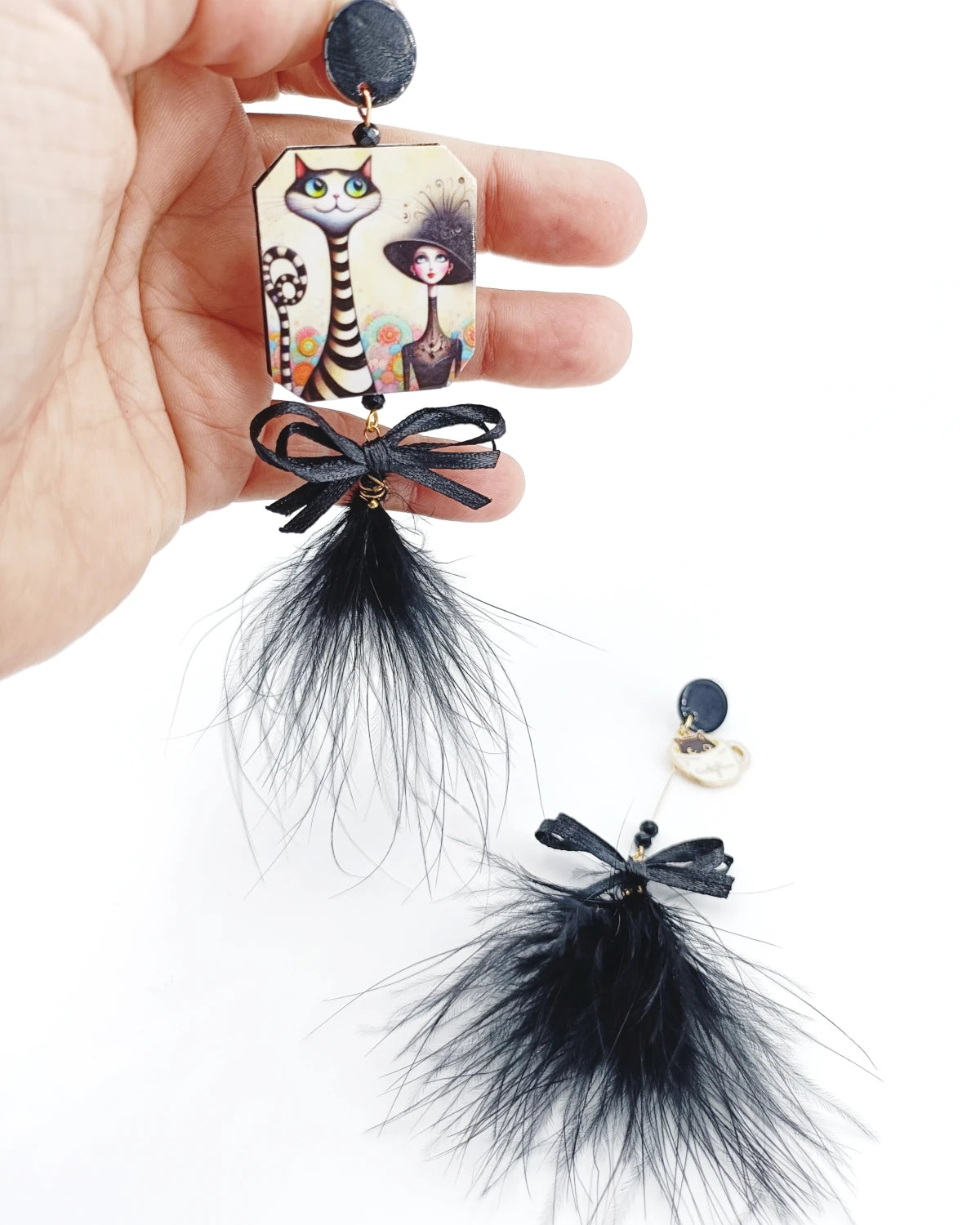 Orecchini di carta La donna col gatto su mano