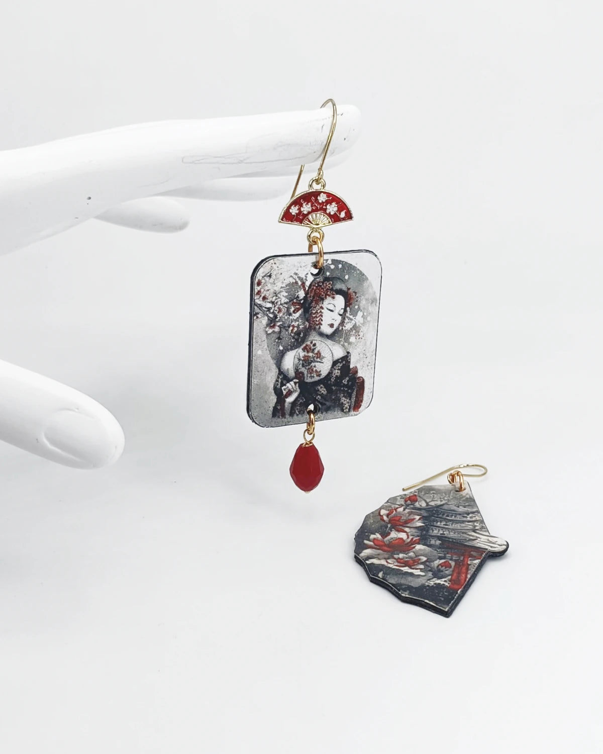 Orecchini di carta La geisha su piedistallo