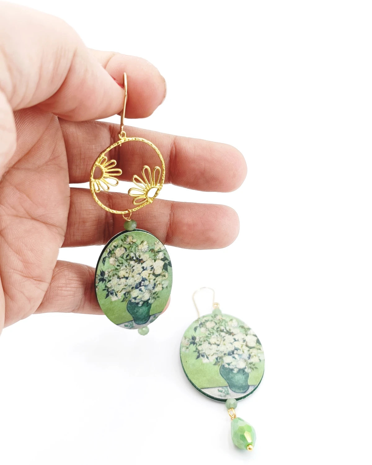 Orecchini di carta Le rose di Van Gogh su mano