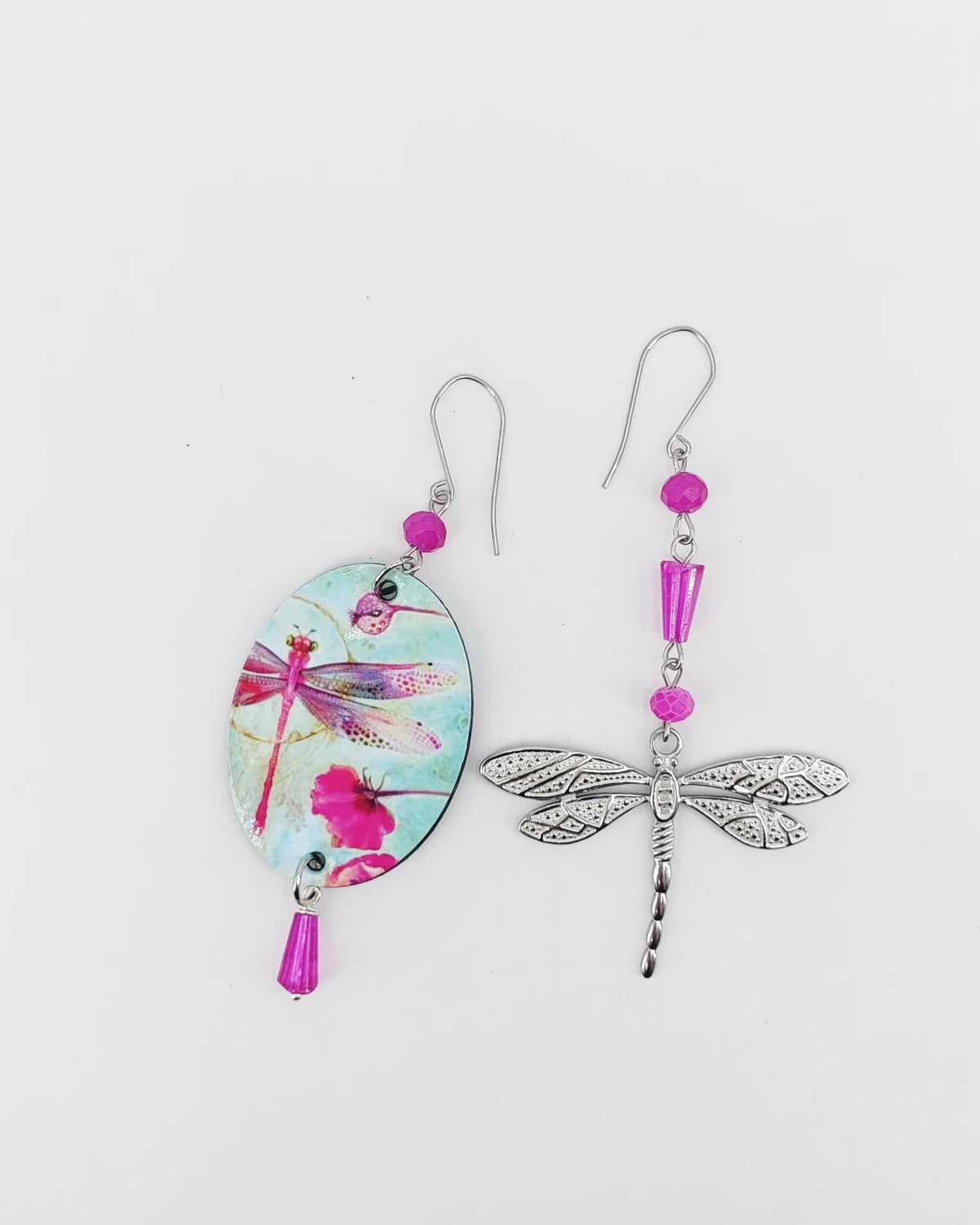 Orecchini di carta Libellula argento appoggiati