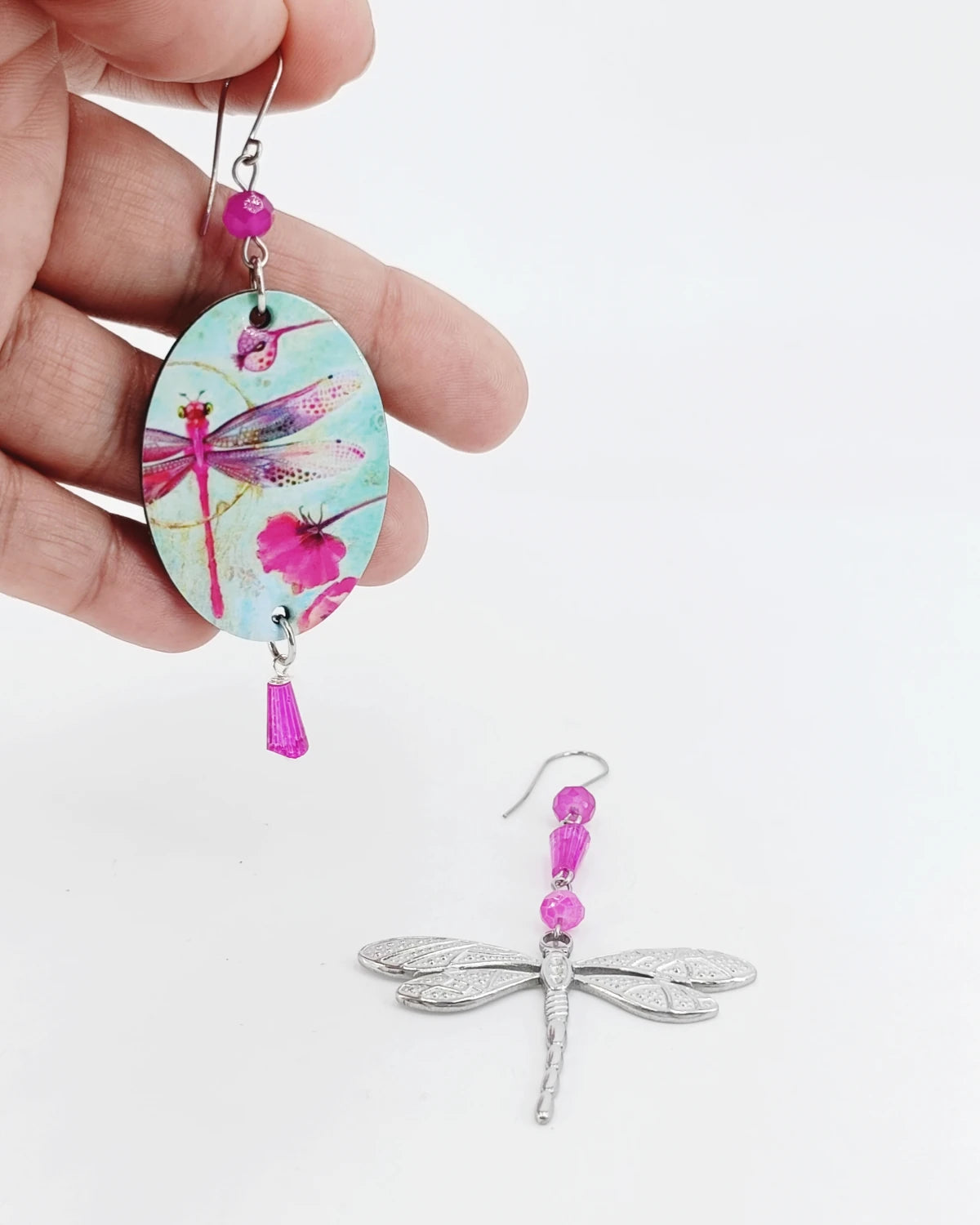 Orecchini di carta Libellula argento su mano
