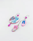 Orecchini di carta Life Is Better in flip flops appoggiate