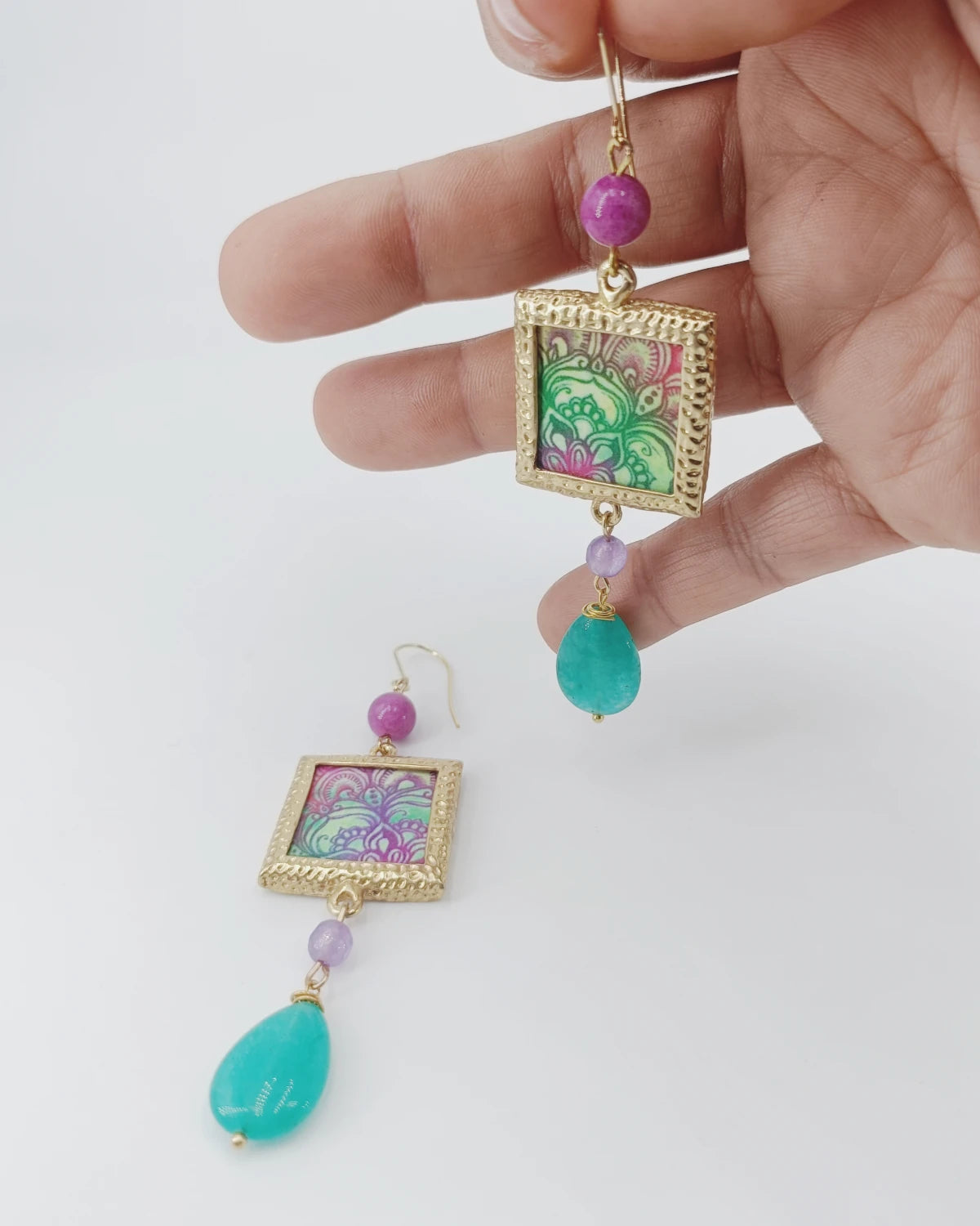 Orecchini di carta Mandala su mano