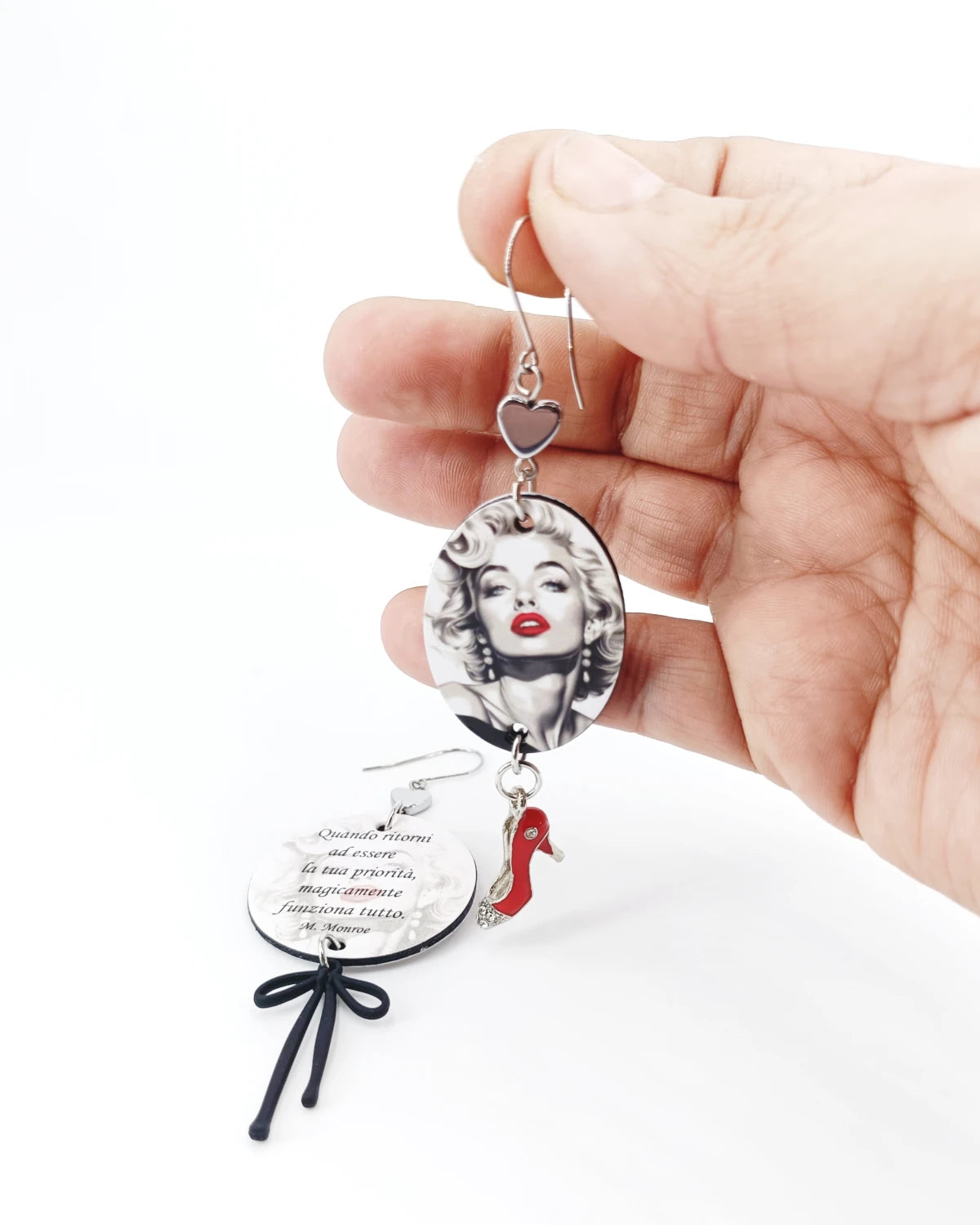 Orecchini di carta Marilyn Monroe su mano