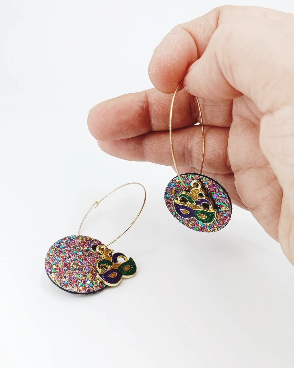 Orecchini di carta Maschera di carnevale su mano