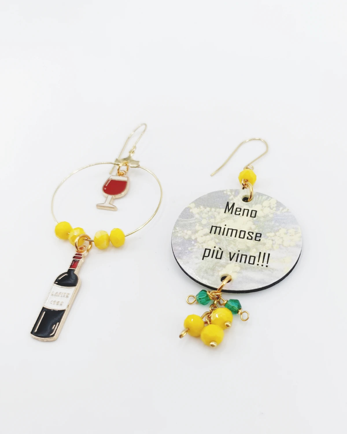 Orecchini di carta Meno mimose più vino appoggiati