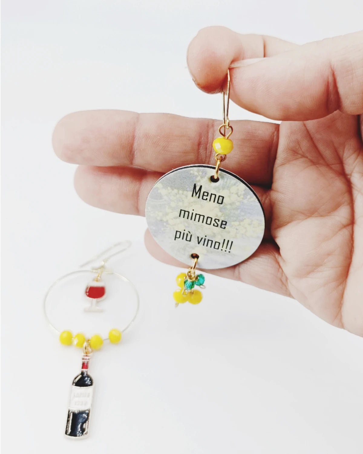 Orecchini di carta Meno mimose più vino su mano