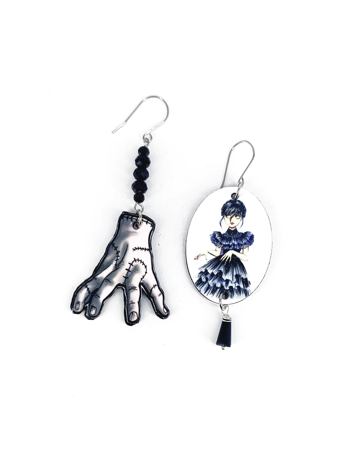 Orecchini di carta Mercoledì Addams appoggiati