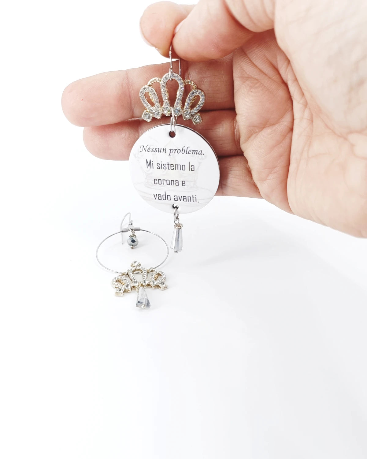 Orecchini di carta Mi sistemo la corona e vado avanti