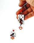 Orecchini di carta Minnie e Topolino innamorati su mano