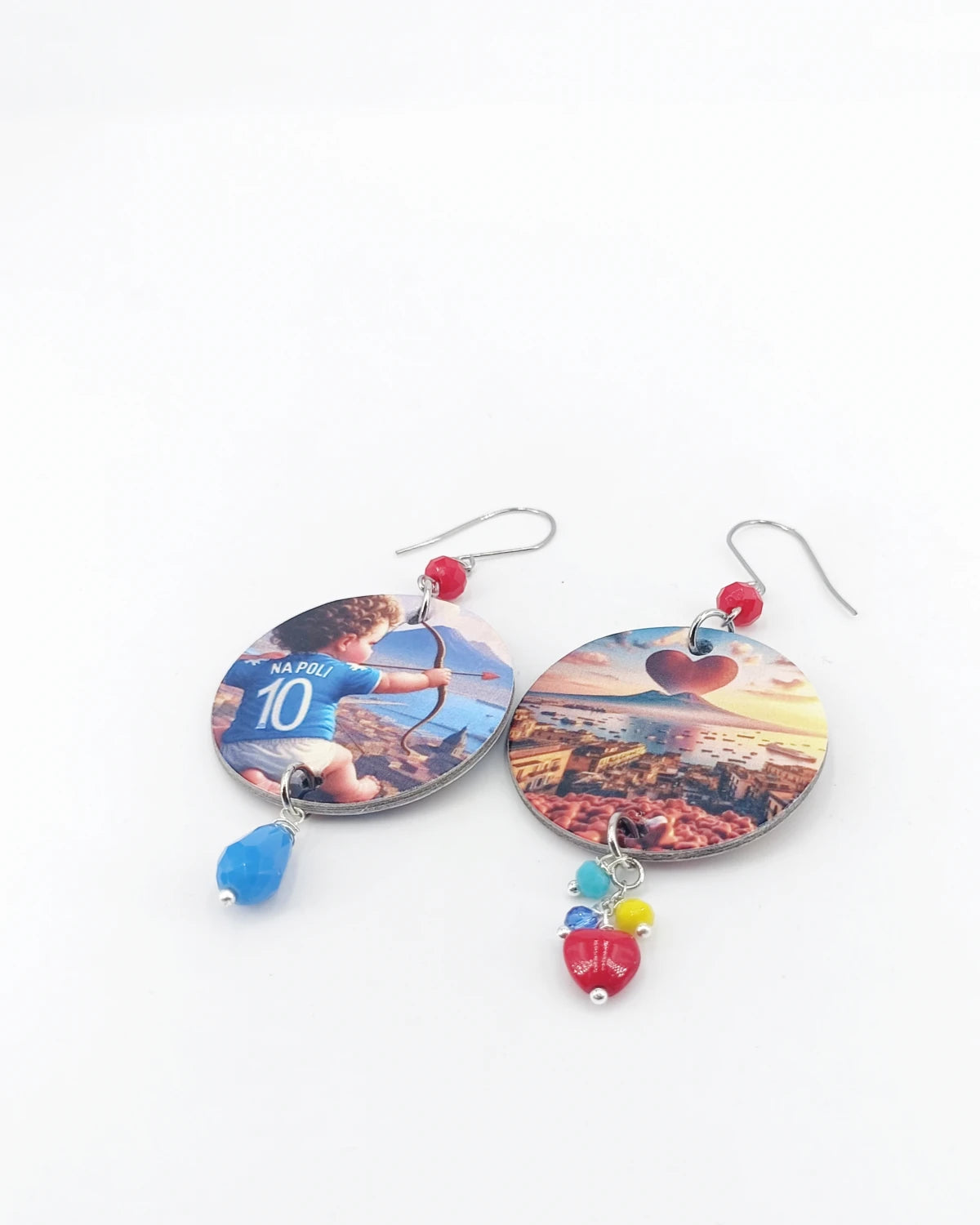 Orecchini di carta Napoli è mille culure appoggiati