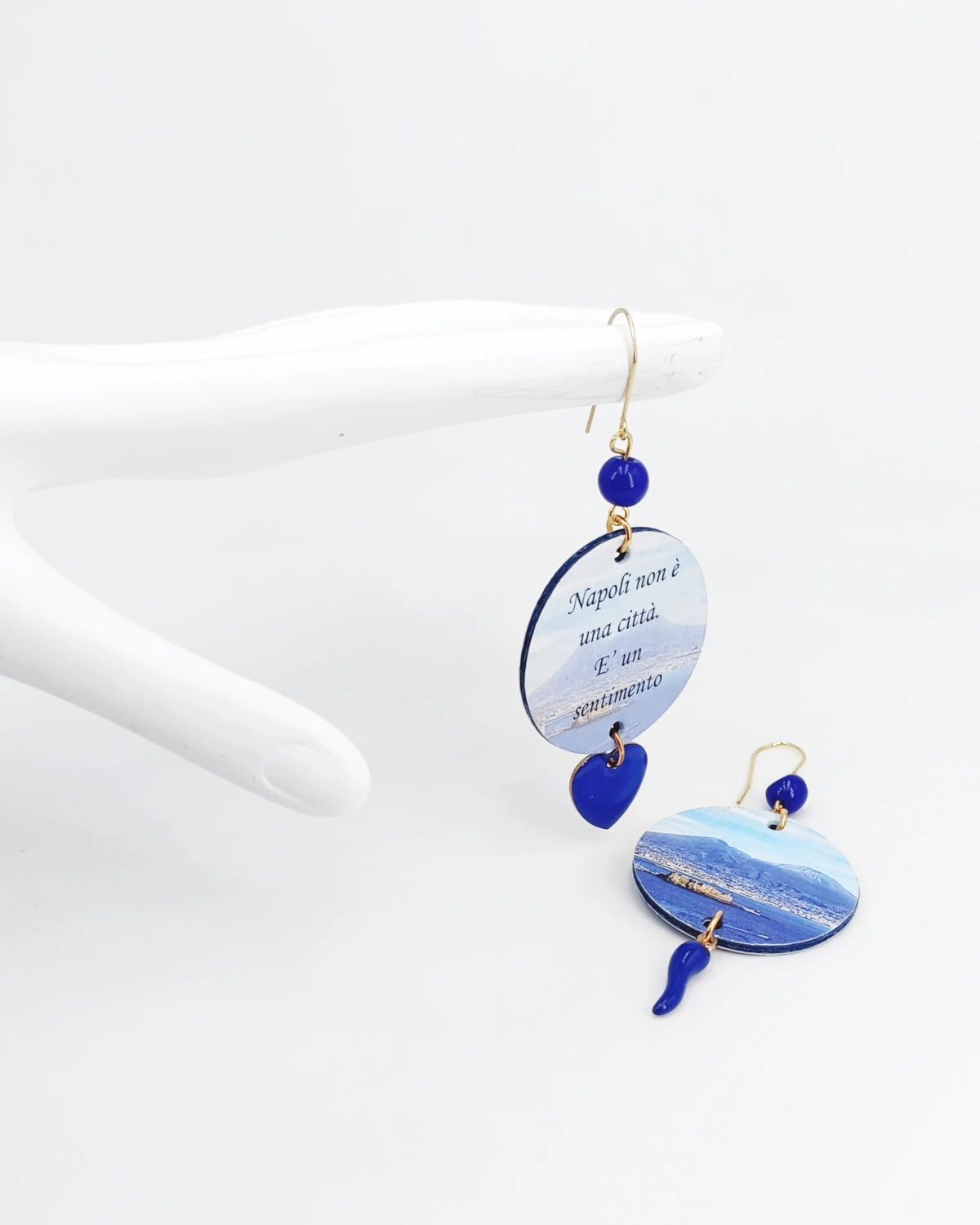 Orecchini di carta Napoli è un sentimento su mano