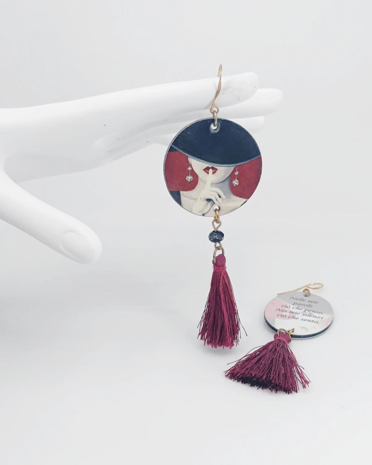 Orecchini di carta Nei miei silenzi su mano