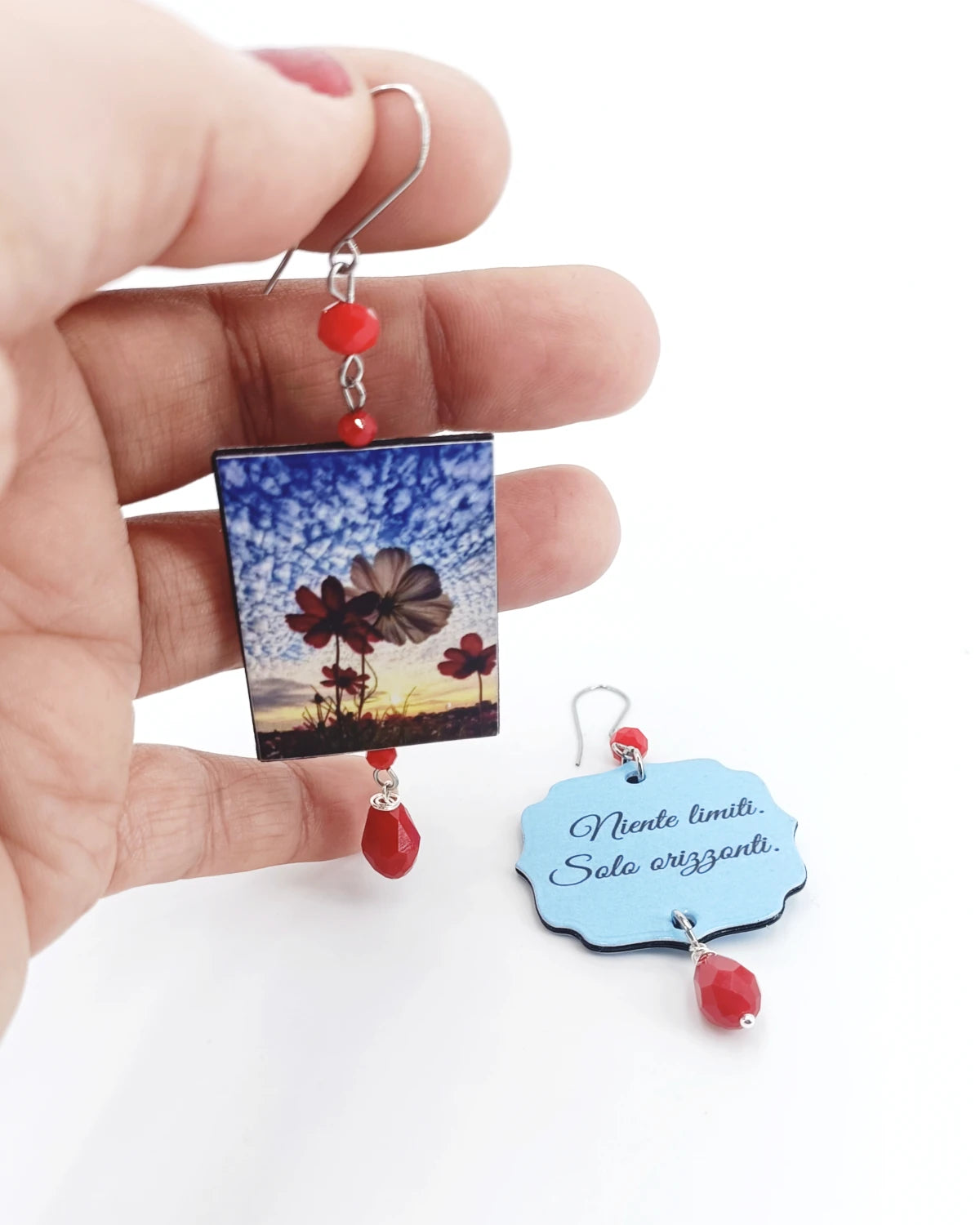 Orecchini di carta Niente limiti solo orizzonti su mano