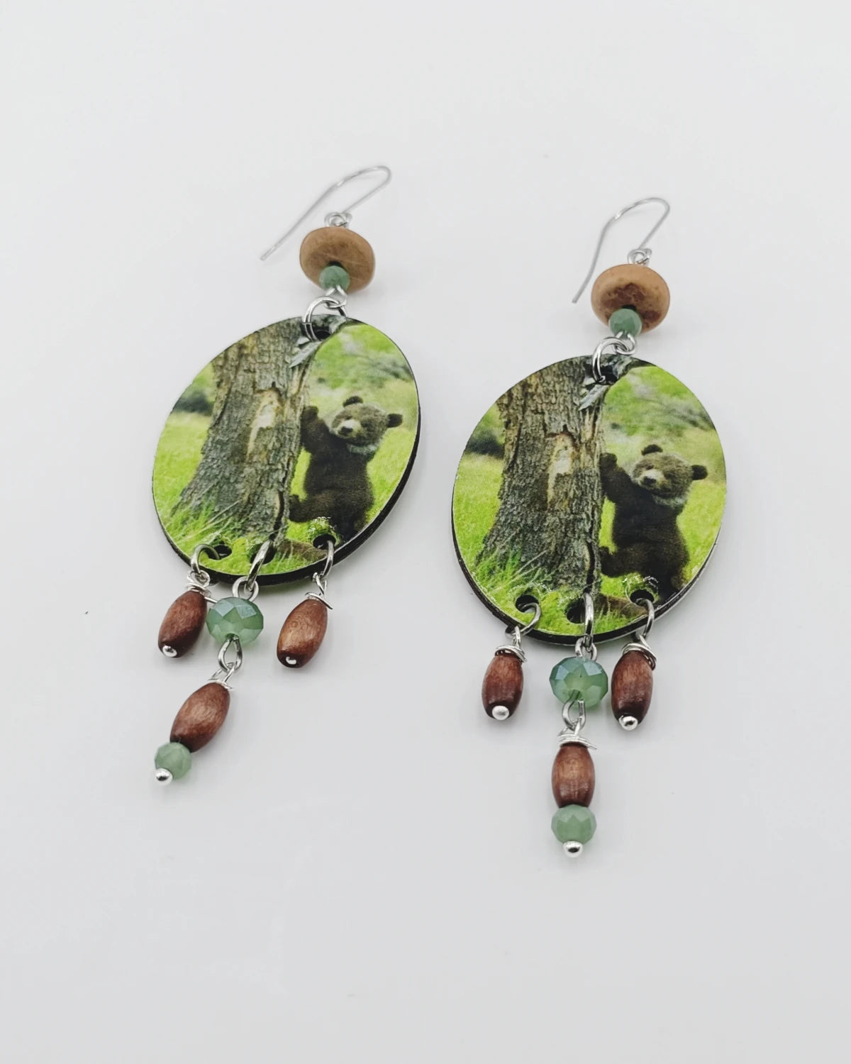 Orecchini di carta Orso appoggiati