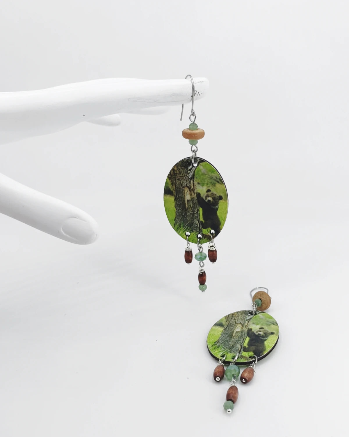 Orecchini di carta Orso su mano