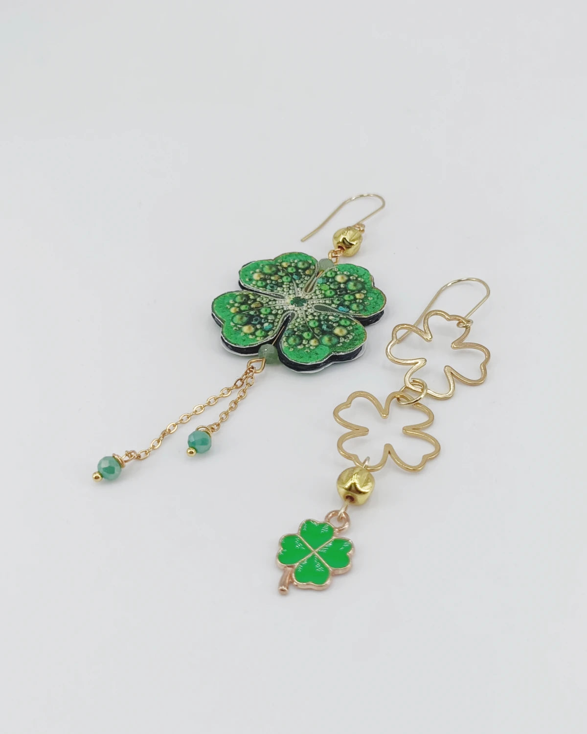 Orecchini di carta Quadrifoglio verde appoggiati