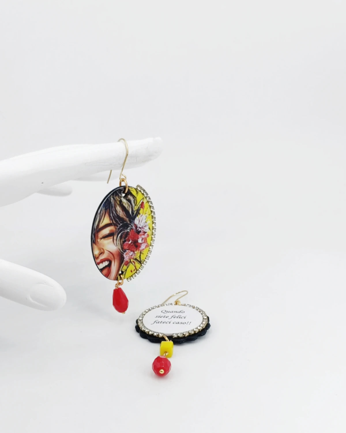 Orecchini di carta Quando siete felici fateci caso su mano