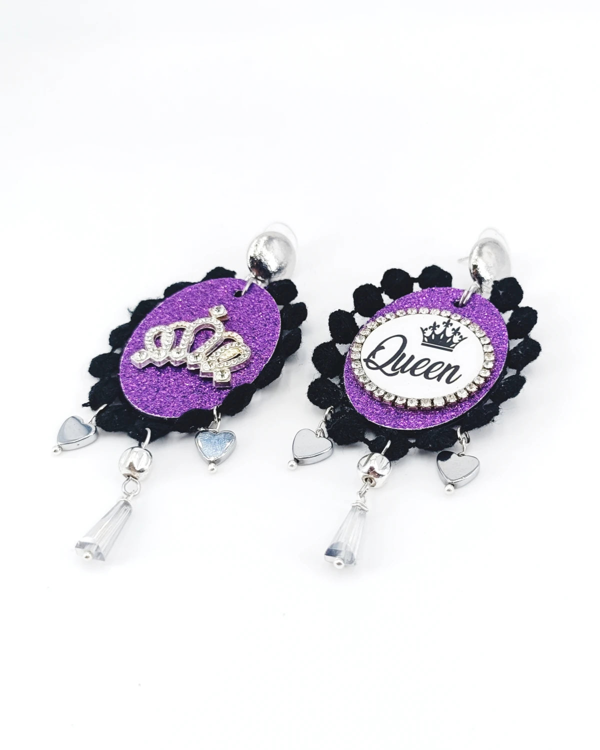 Orecchini di carta Queen appoggiati