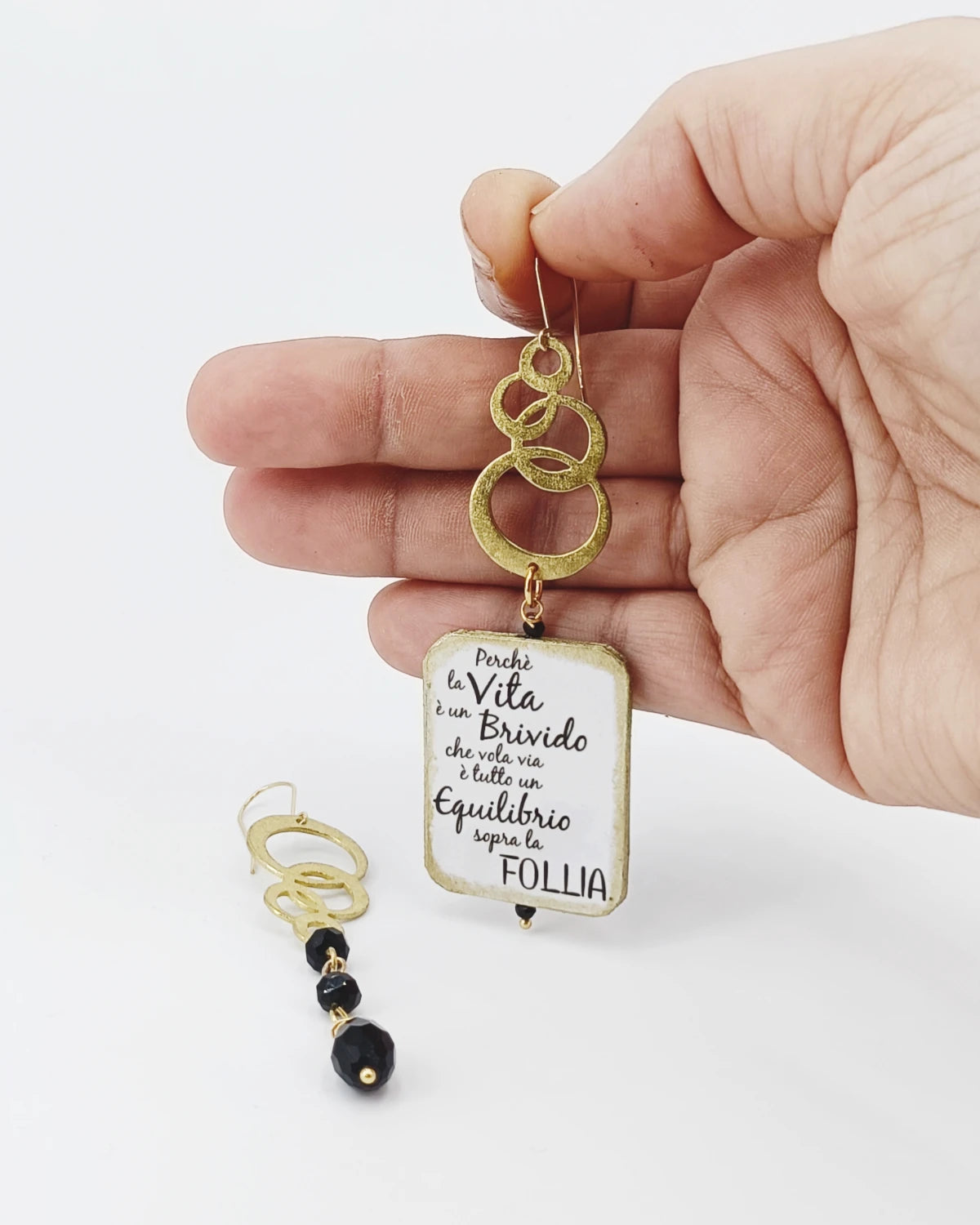 Orecchini di carta Sally di Vasco su mano