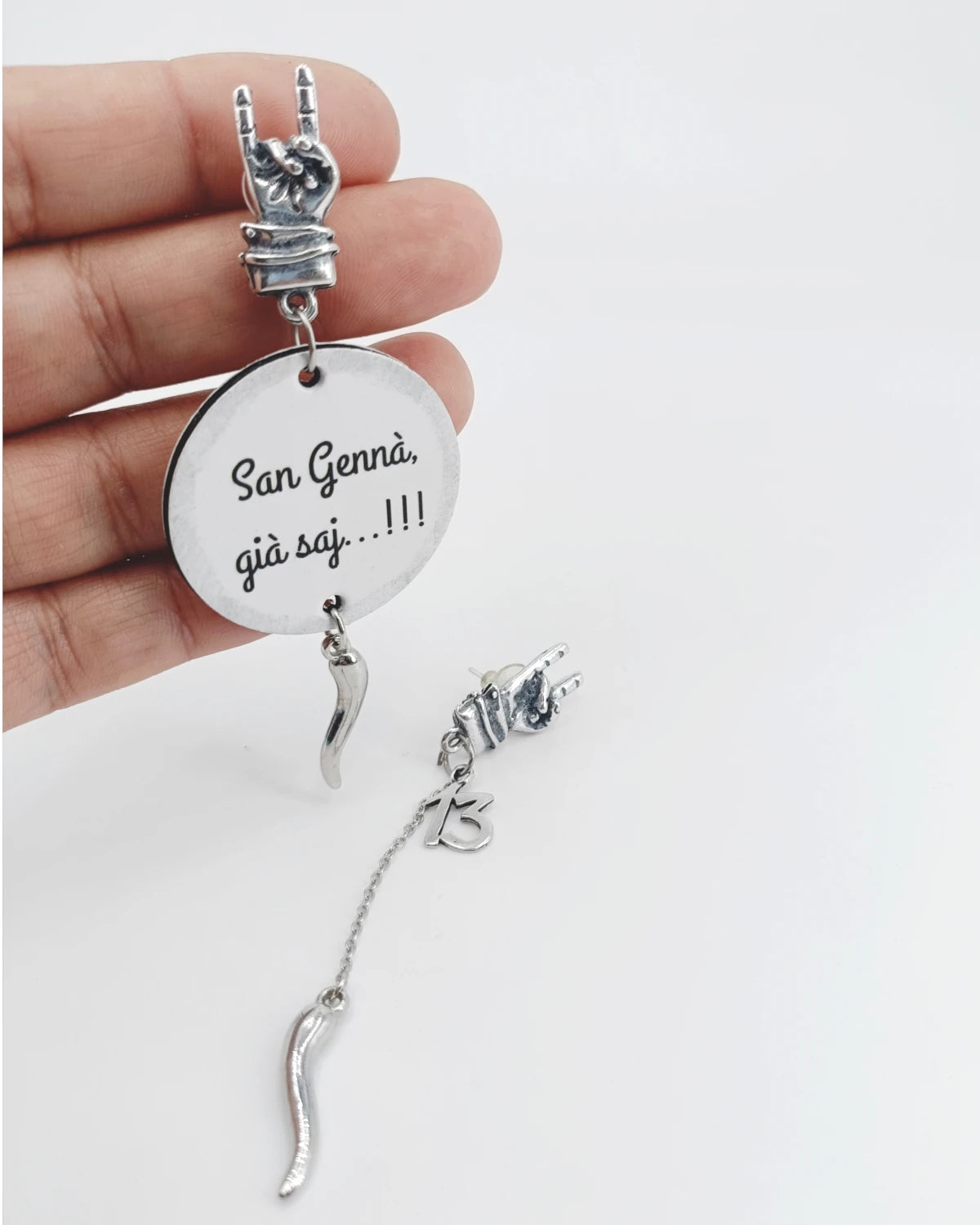 Orecchini di carta San Genna' già saj su mano