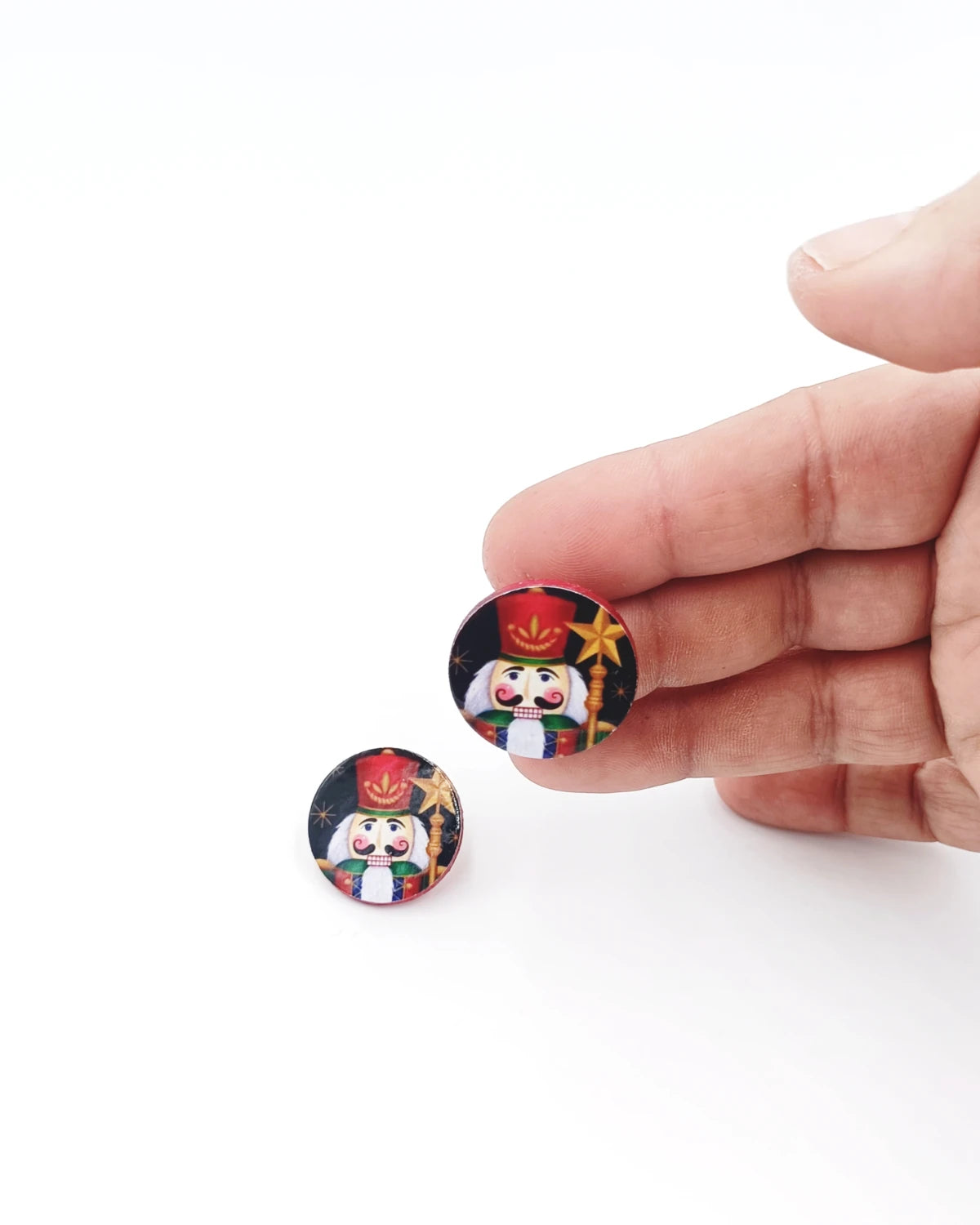 Orecchini di carta Schiaccianoci incantato su mano