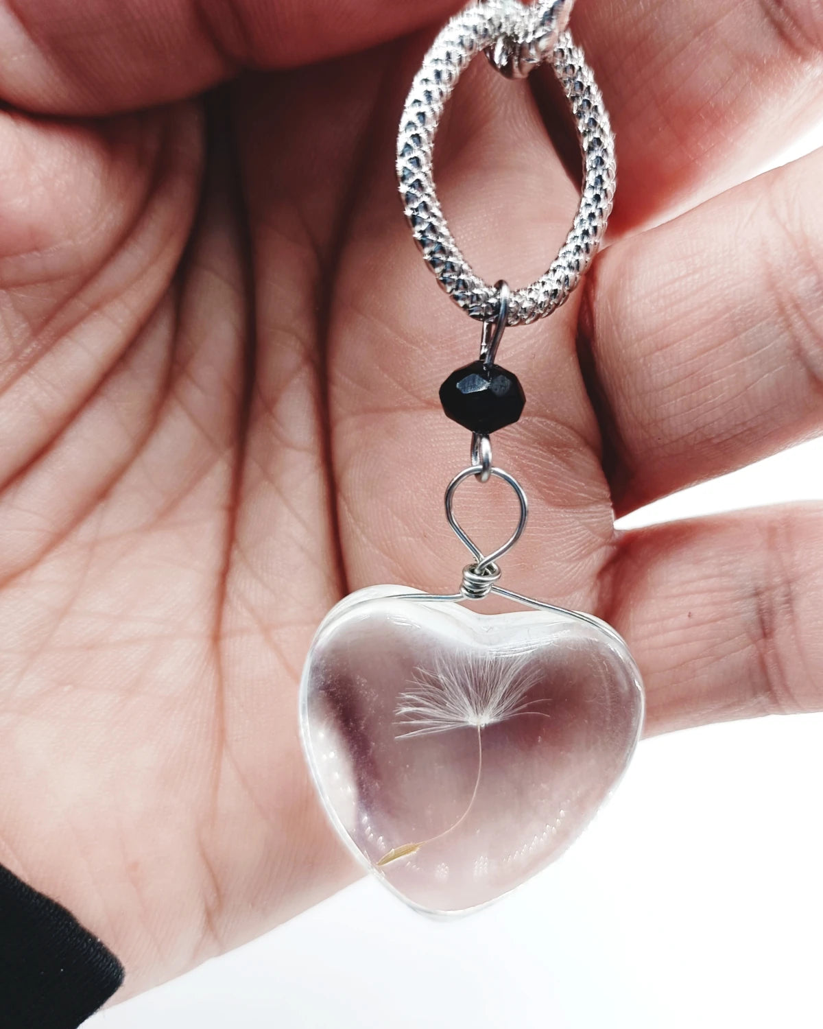 Orecchini di carta Soffia, esprimi un desiderio appoggiato