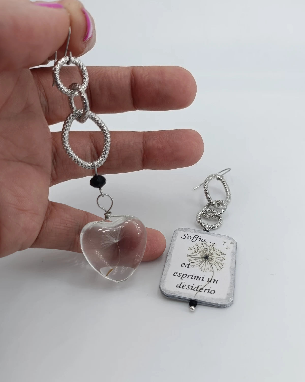 Orecchini di carta Soffia, esprimi un desiderio su mano