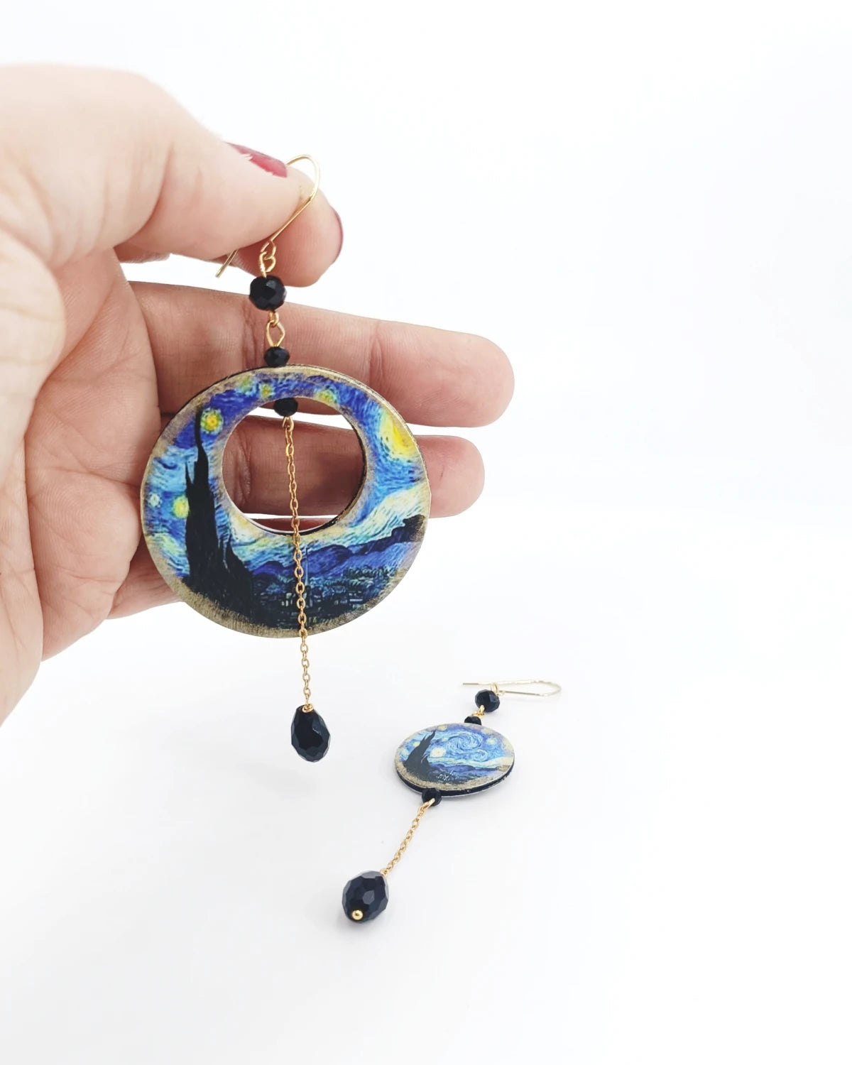 Orecchini di carta Sotto il Cielo di Van Gogh su mano