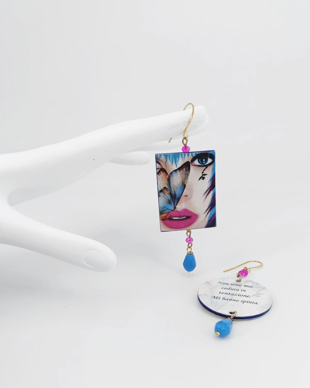 Orecchini di carta Spinta in tentazione su mano