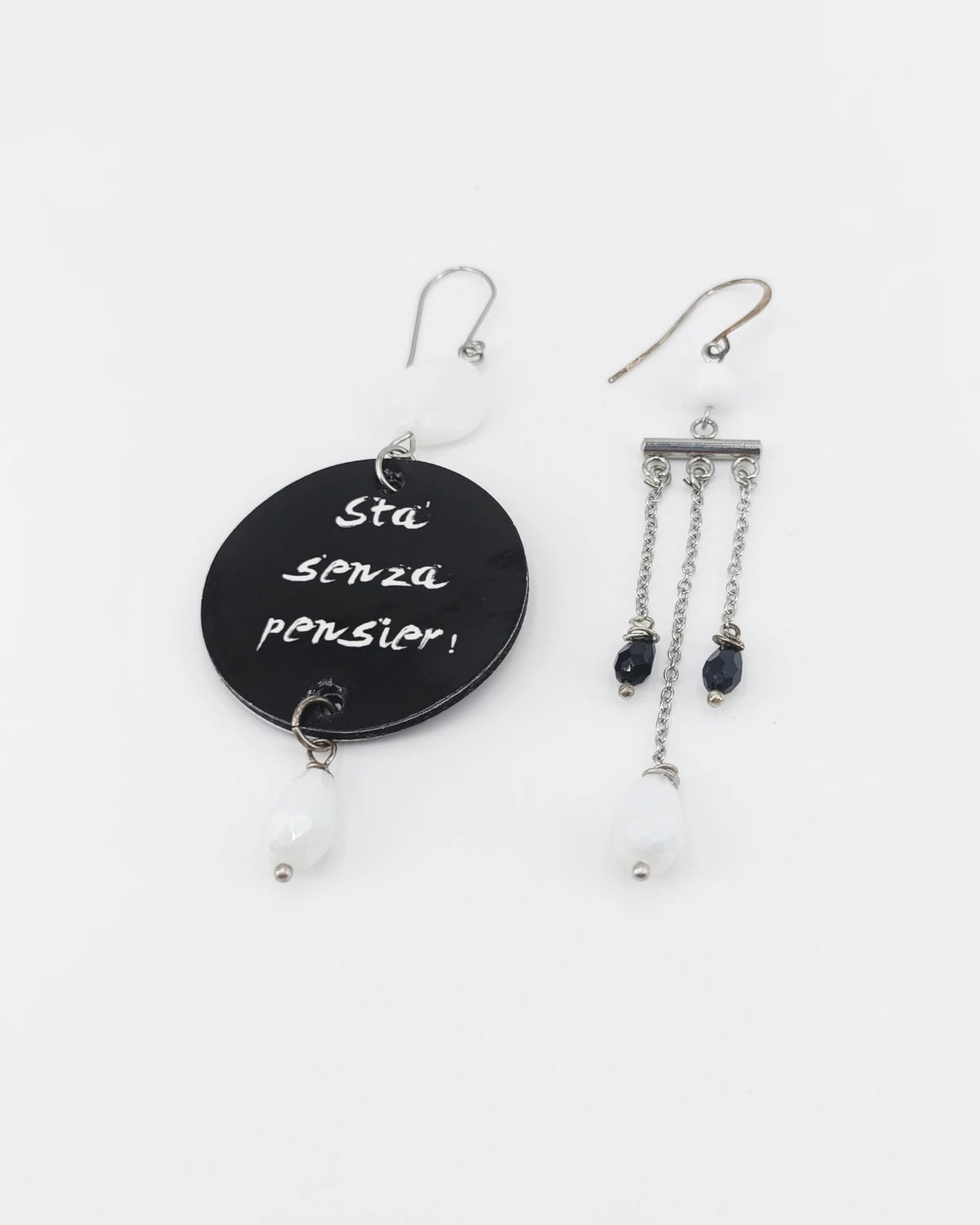 Orecchini di carta Sta' senza pensier appoggiati