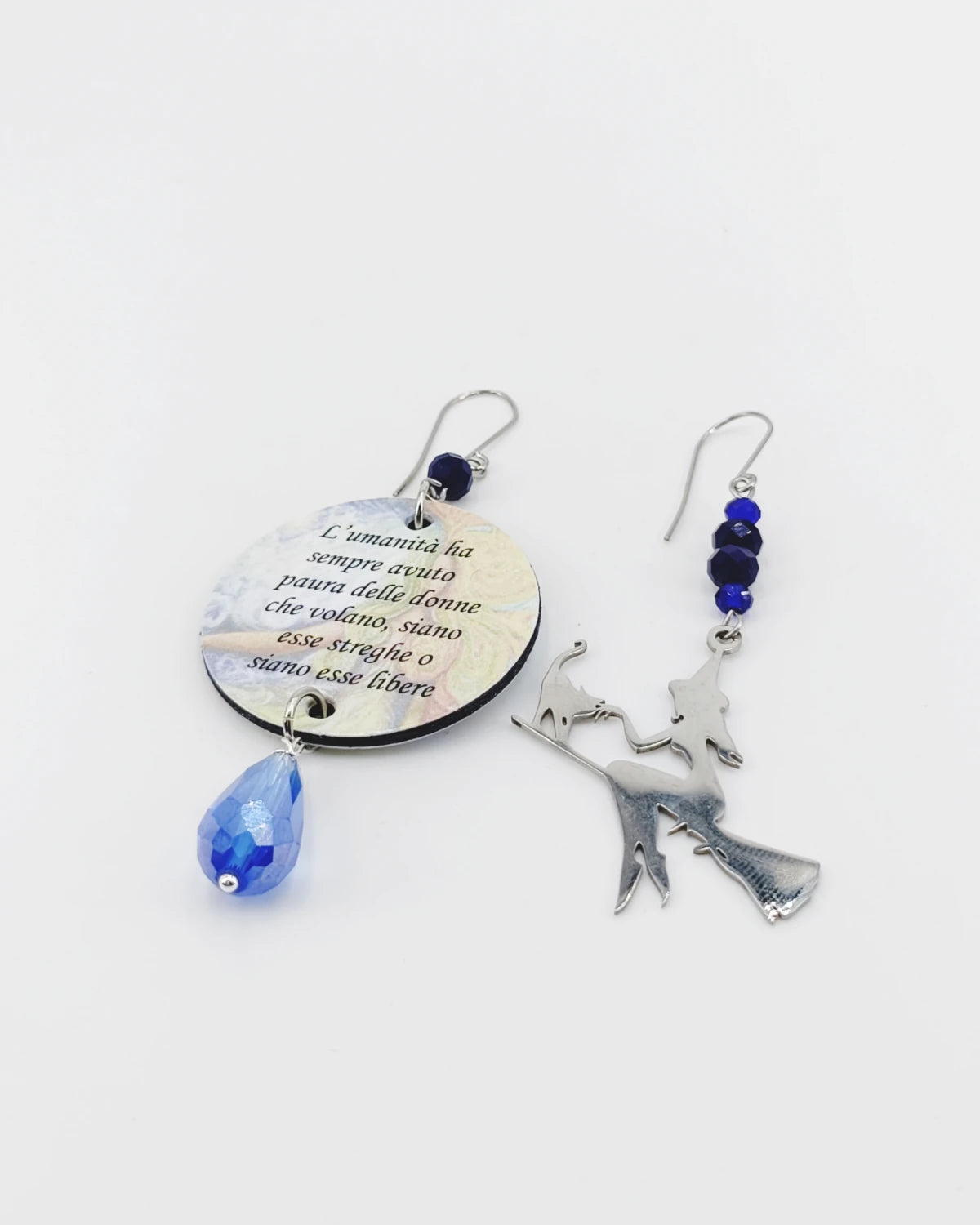 Orecchini di carta Streghe libere appoggiati