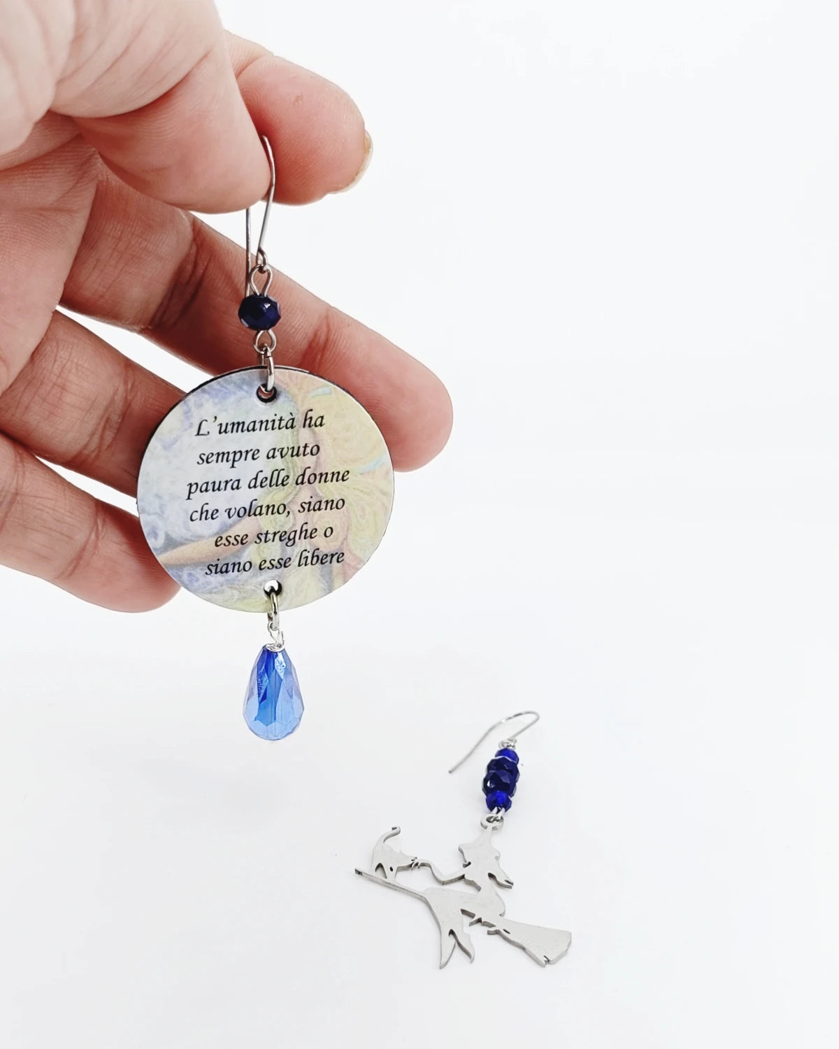 Orecchini di carta Streghe libere su mano