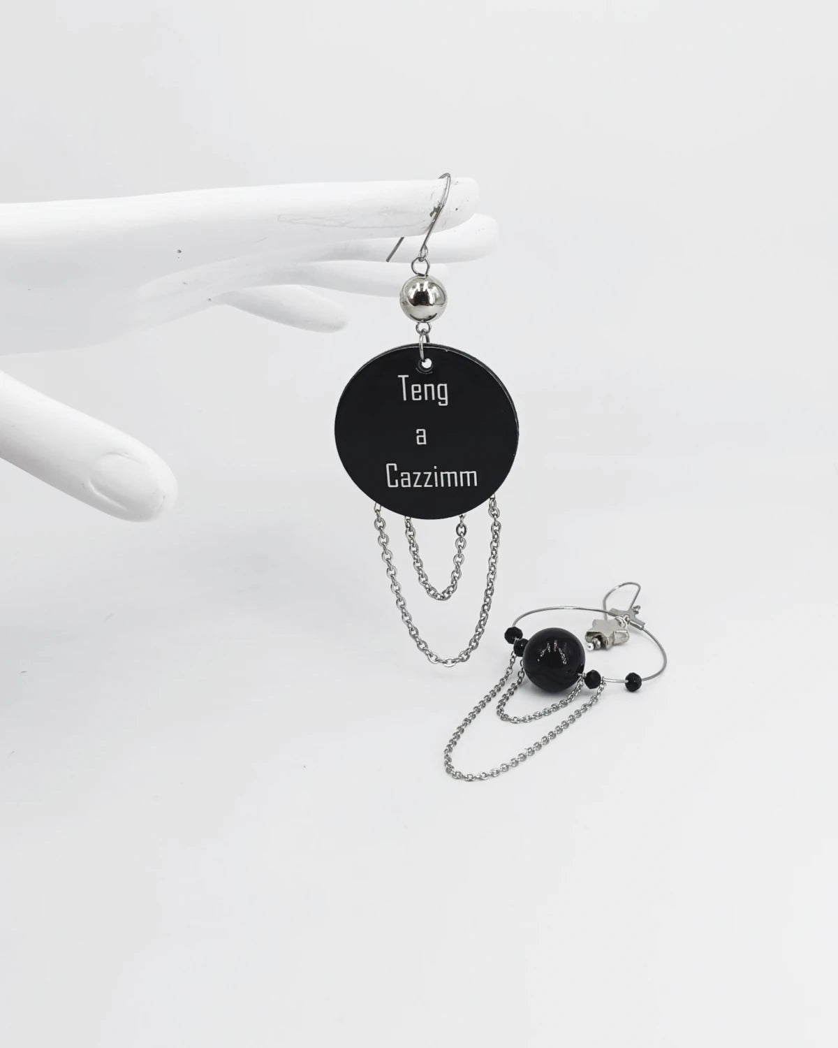 Orecchini di carta Teng a cazzimm su mano