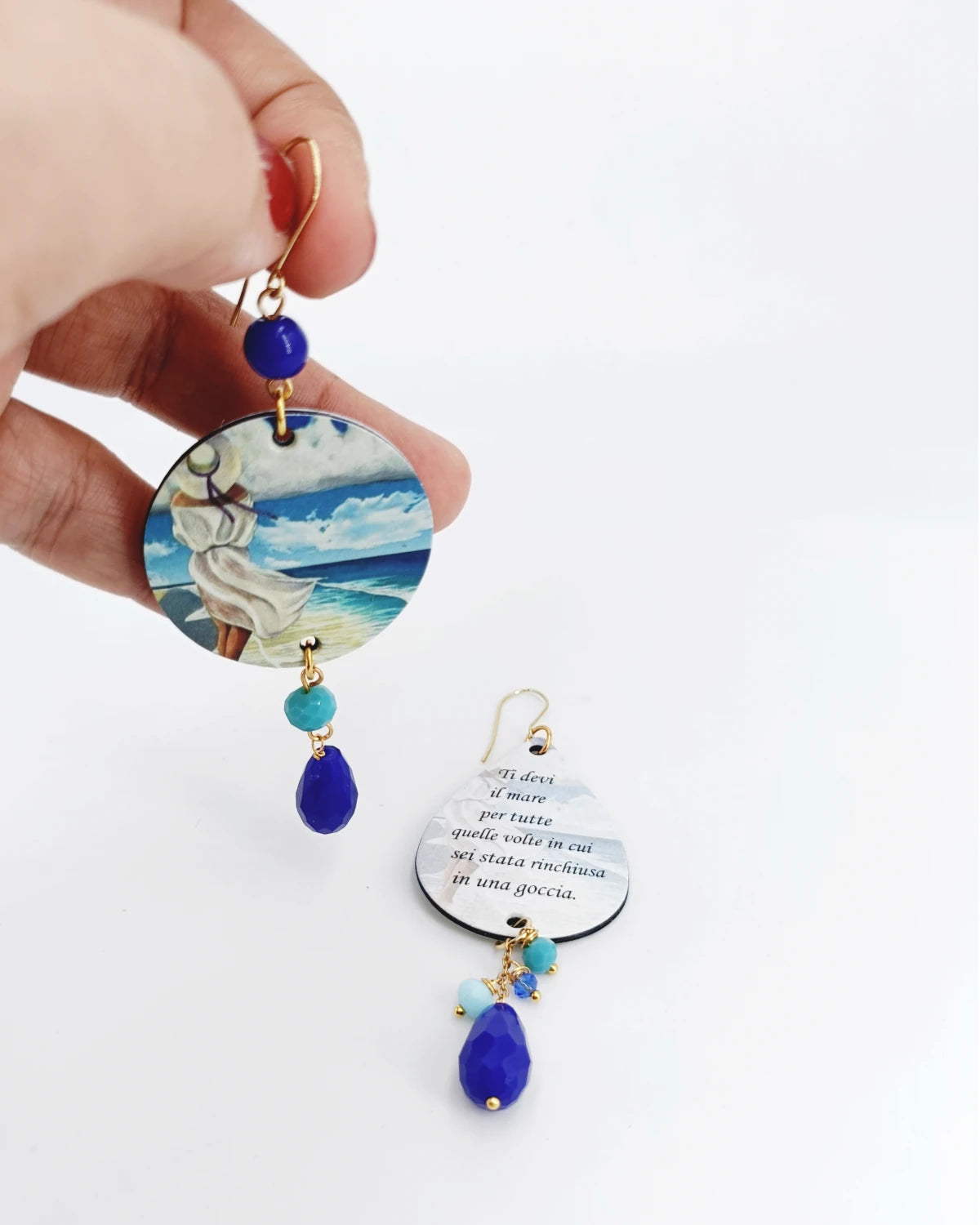 Orecchini di carta Ti devi il mare su mano
