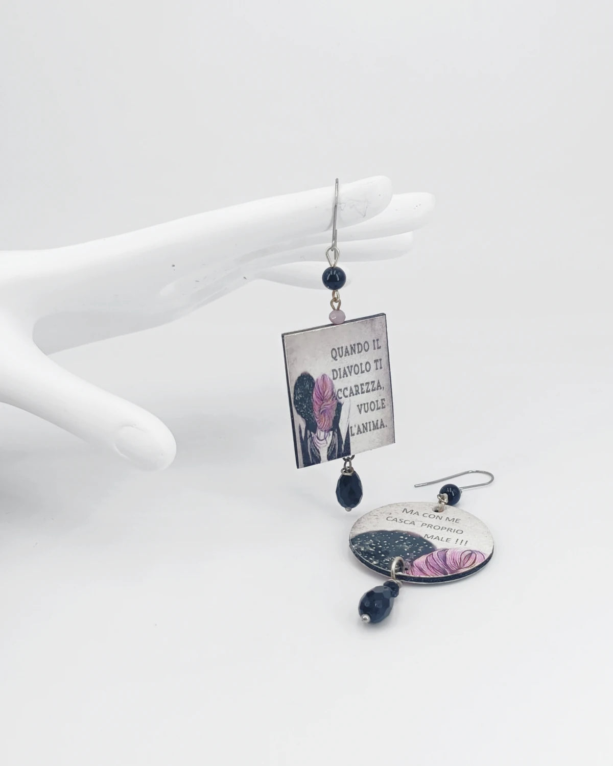 Orecchini di carta Troppo furba per il diavolo su mano