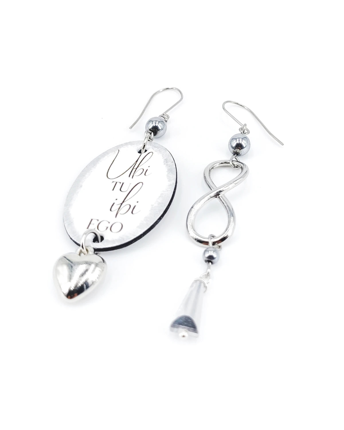 Orecchini di carta Ubi tu ibi ego appoggiati