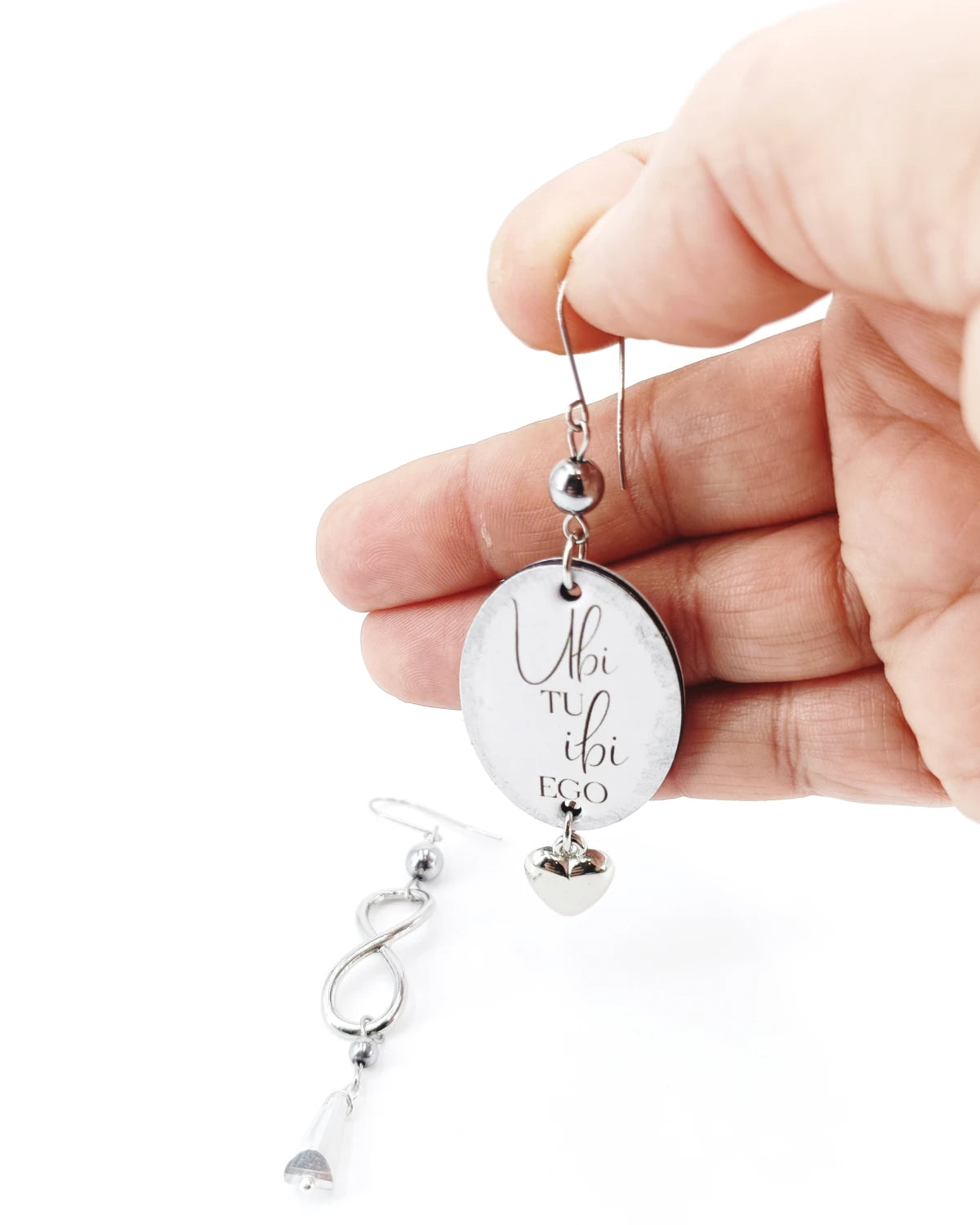 Orecchini di carta Ubi tu ibi ego su mano