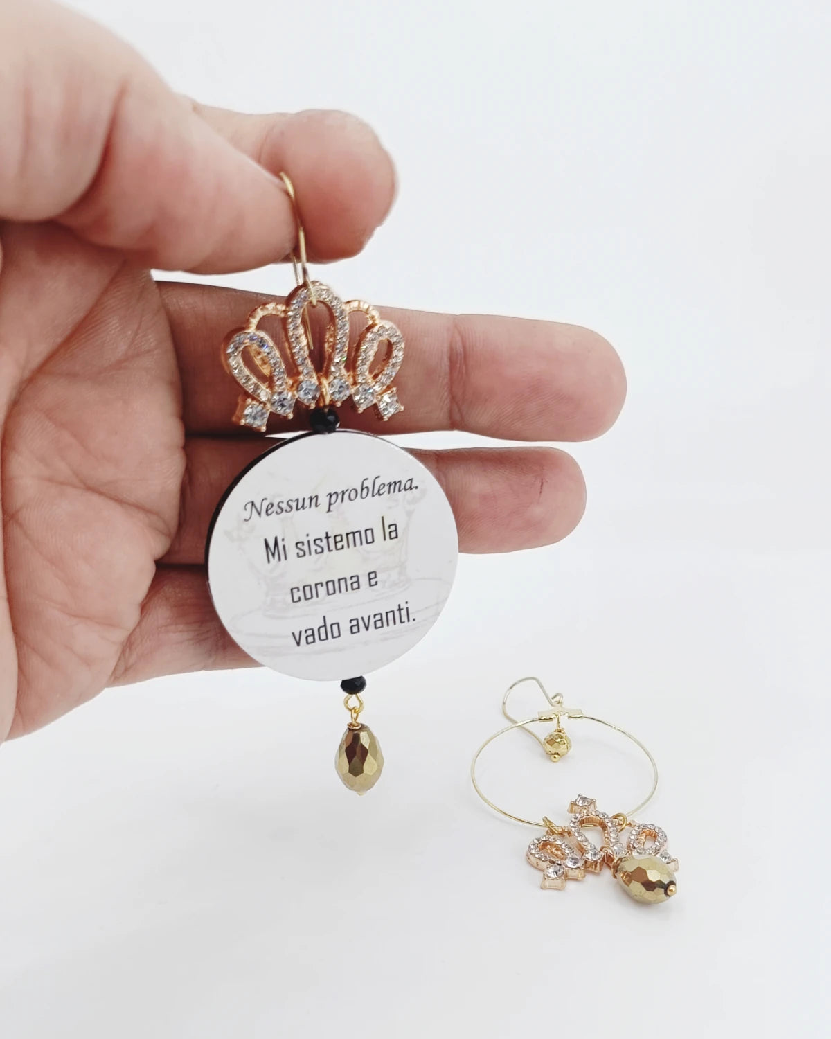 Orecchini di carta Vado avanti su mano