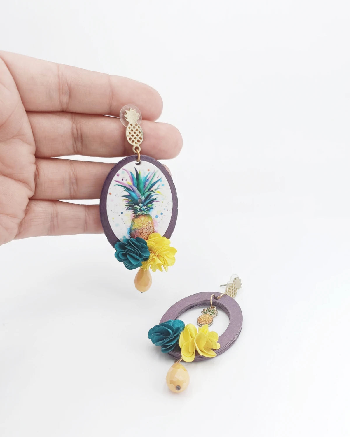 Orecchini di carta a lobo Ananas su mano