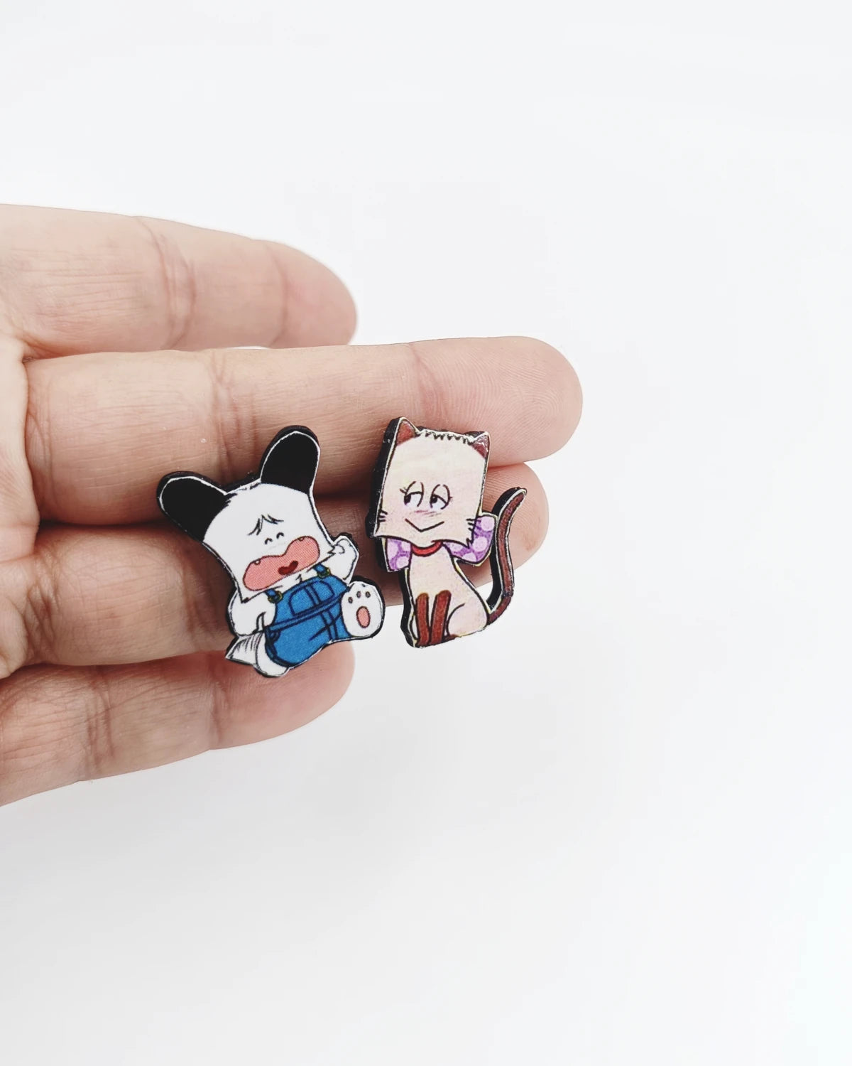 Orecchini di carta a lobo Hello Spank e Micia su mano